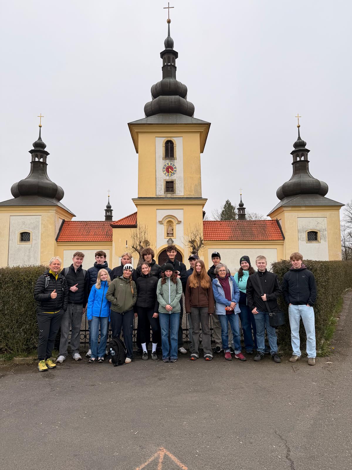 Foto des P-Seminars vor der Kirche Maria Loreto im Egerland