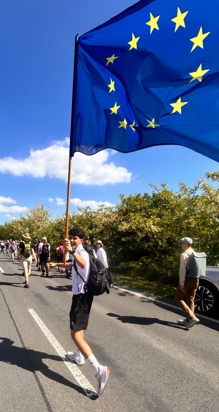 Teilnehmer mit Europaflagge beim Marsch