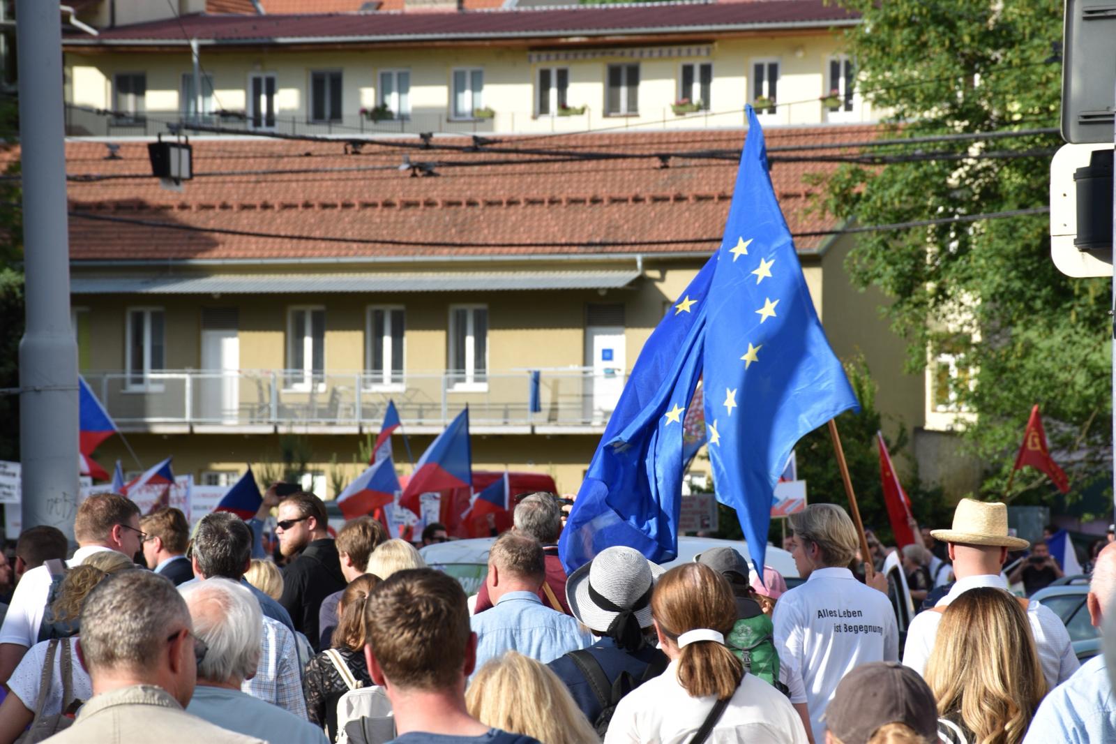 Europaflaggen und Teilnehmende beim Marsch in Brünn